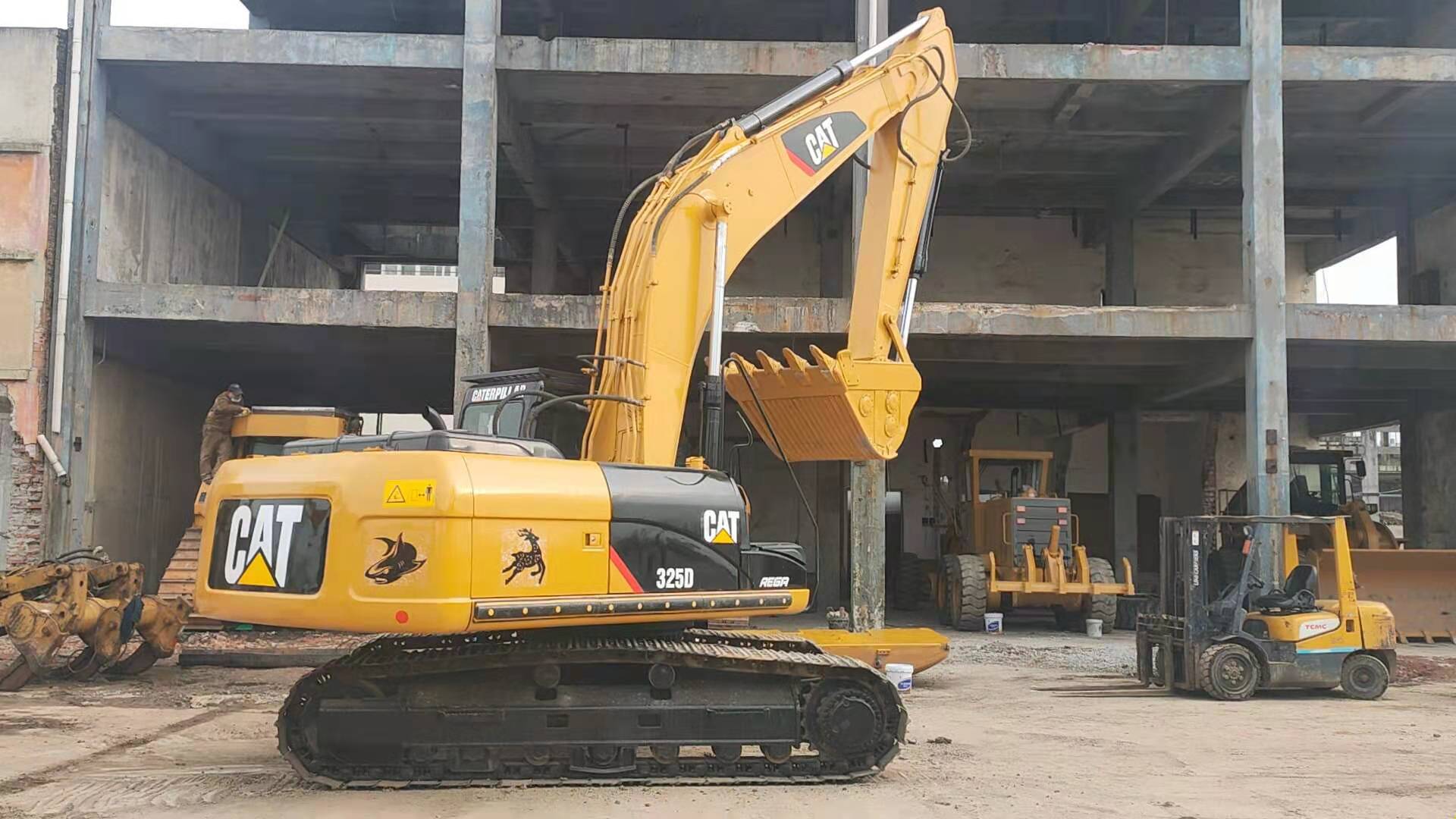 Caterpillar 325d excavator